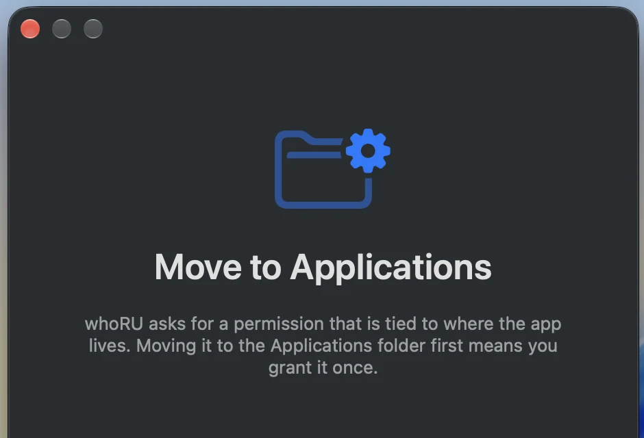 מסך ההפעלה הראשונה של whoRU: “Move to Applications”, עם הסבר על הסיבה לפני שמבקשים משהו